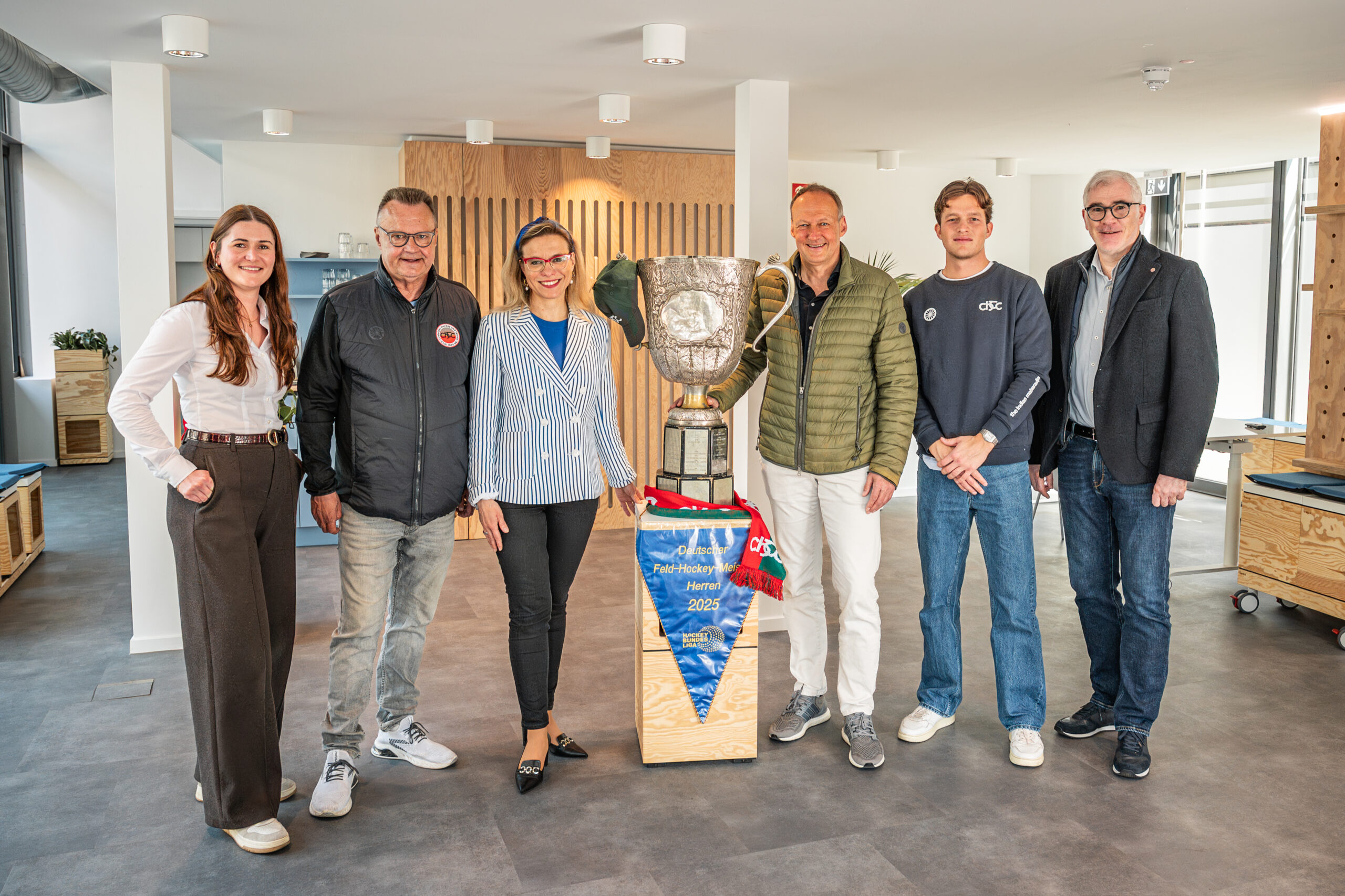 Pressefoto zur Ausstellung des Meisterschaftspokal des CHTC im hey, krefeld