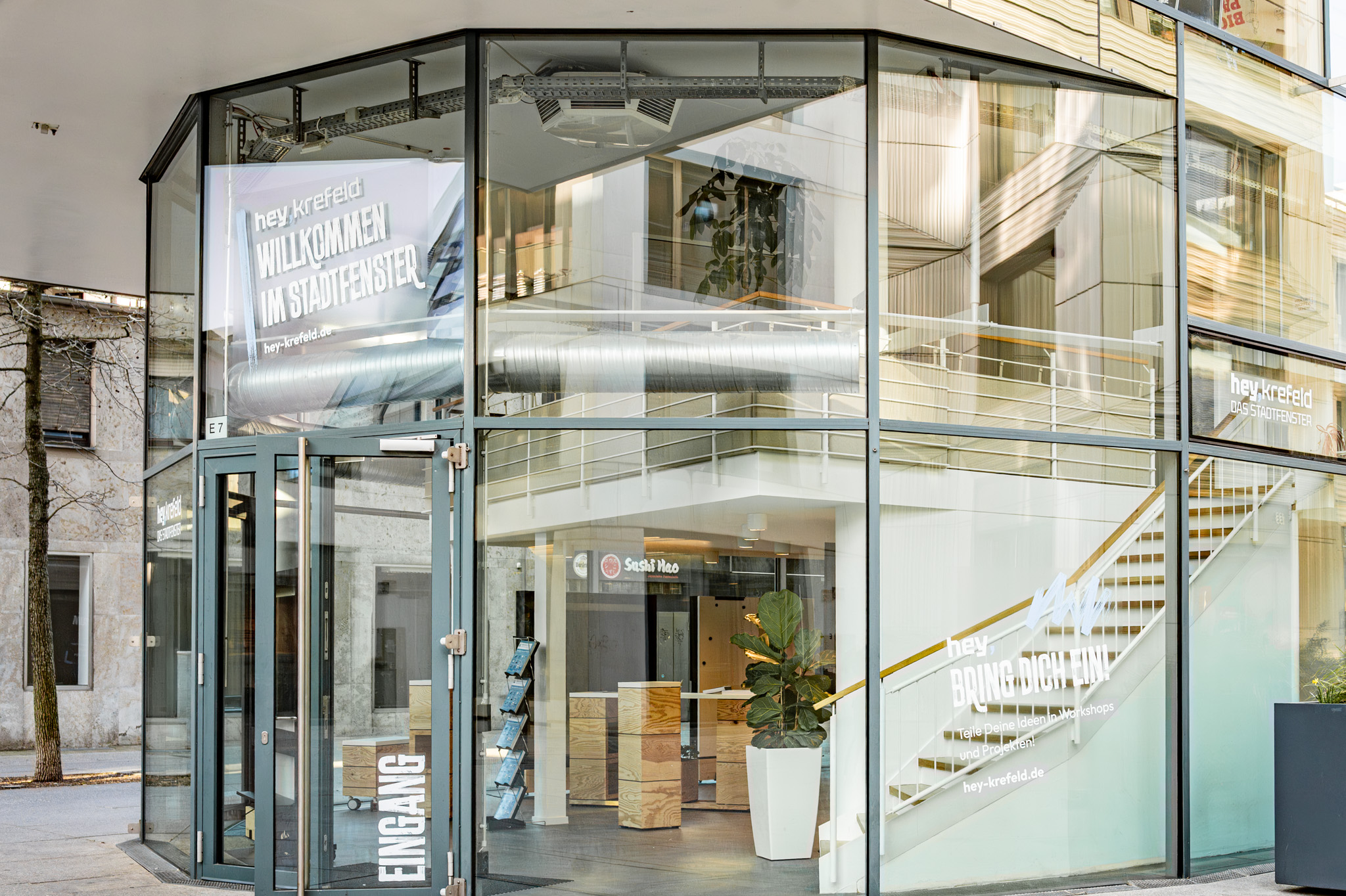 Außenansicht des Stadtfenster mit Blick auf den Eingang und die Treppe